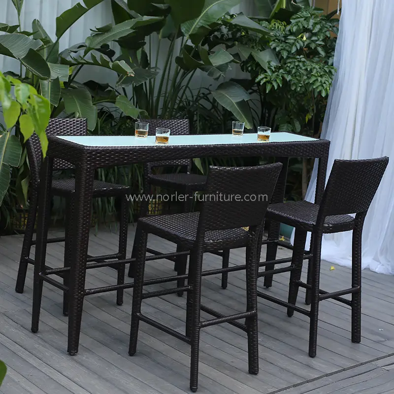 Како одабрати најбољи сет за шанкове на отвореном за ваше двориште или терасу